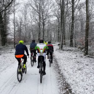 Wir fahren weiter... sogar im Schnee... Schotterbikes, knackige, verschneite Trails. Schnapp dir dein Bike und mach mit